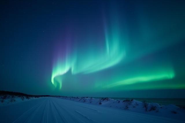 夜空に広がる雄大なオーロラ