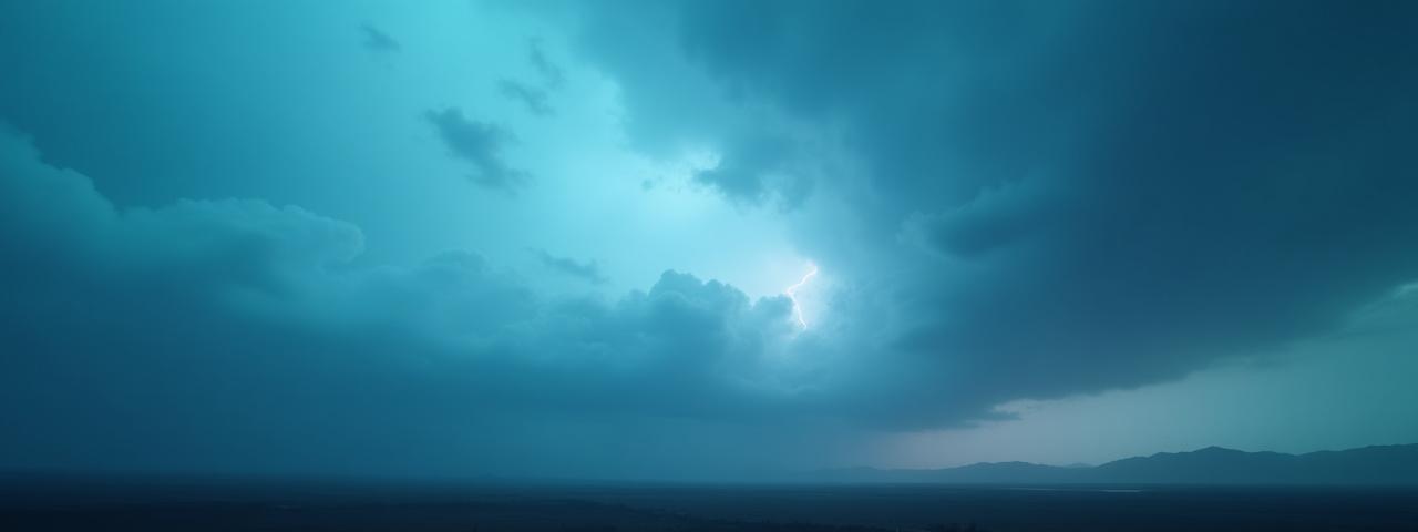 雄大な嵐の空と雷